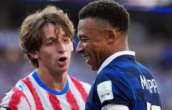 Mbappe cười khi bị cầu thủ Paraguay khiêu khích, Deschamps tuyên bố: "Họ định kết liễu cậu ấy"