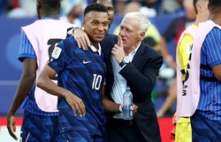 Didier Deschamps ca ngợi tuyển Pháp vì giữ được cái đầu lạnh trước lối đá "rắn" của Paraguay