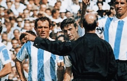 Màn đối đầu duyên nợ Argentina - Anh "khai sinh" thẻ vàng và thẻ đỏ với bóng đá thế giới