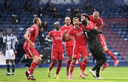 Alisson nghẹn ngào sau khi ghi bàn quyết định cho Liverpool