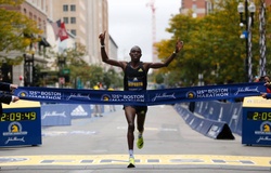 Đồng hương Eliud Kipchoge lần đầu vô địch Boston Marathon