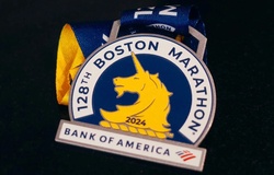 Boston Marathon bị chỉ trích vì để logo nhà tài trợ quá to trên huy chương hoàn thành