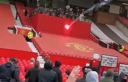 CĐV MU khiến các phóng viên phải che chắn trên sân Old Trafford
