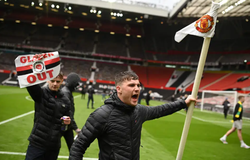 Trận MU vs Liverpool CHÍNH THỨC bị hoãn vì CĐV bao vây sân Old Trafford 