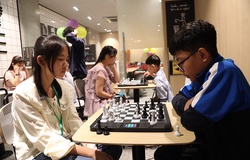 Bước ngoặt công nghệ số của Cờ vua Việt Nam: Kỳ thủ nhí leo bảng xếp hạng Chess.com trên bàn cờ thông minh
