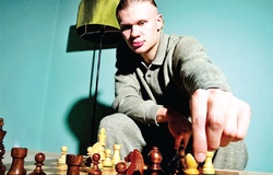 Khi Haaland và Salah mê cờ vua: Cú hích kinh tế thể thao từ sự giao thoa giữa sân cỏ và bàn cờ