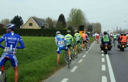 Các tay đua xe đạp Tour de France đi vệ sinh như thế nào?