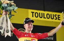 Jonas Abrahamsen thắng chặng 11, khi Tadej Pogacar thoát hiểm sau vụ tai nạn tại cuộc đua xe đạp Tour de France 2025