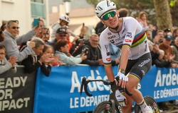 Phía sau tay đua xe đạp số 1 thế giới Tadej Pogacar: Tiết lộ về sự đoàn kết tại UAE Team Emirates