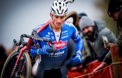 Van der Poel thống trị đua xe đạp địa hình năm 2025: Khi chiến thắng trở thành... thói quen nhàm chán