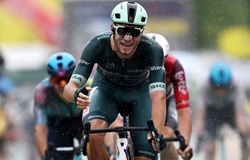 Jonathan Milan thắng chặng 17 cuộc đua xe đạp Tour de France 2025 bằng nước rút trên đường ướt