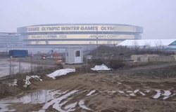 Bê bối tại Thế vận hội Mùa đông: Sắp khai mạc mà sân vận động chưa xong, còn bị dọa tẩy chay vì kích thước "lạ"