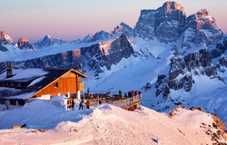 “Xin đừng chụp ảnh tự sướng”: Vùng Dolomites phản đối tình trạng du lịch quá tải trước thềm Thế vận hội Mùa đông 2026