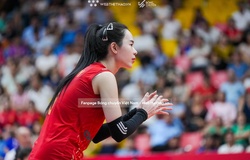 Lê Thanh Thúy (Bóng chuyền) và Lê Minh Thuận (Karate) vinh dự cầm cờ cho Đoàn Thể Thao Việt Nam tại SEA Games 33