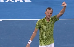 Cựu số 1 thế giới Daniil Medvedev dễ dàng vượt qua Frances Tiafoe ở giải quần vợt Brisbane để tiến vào tứ kết