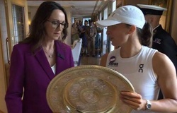 Vì sao Iga Swiatek buộc phải trả lại cúp quần vợt Wimbledon sau khi đánh bại Amanda Anisimova?
