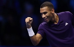 Auger-Aliassime vào bán kết giải quần vợt ATP Finals với chiến thắng sít sao trước Zverev