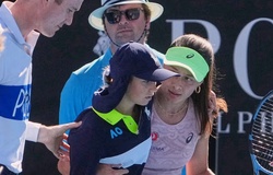 Tay vợt Zeynep Sonmez trở thành người được hâm mộ nhất ở giải quần vợt Úc mở rộng sau khi giúp đỡ cô bé nhặt bóng