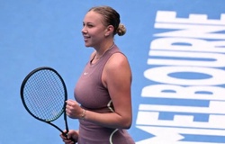 Amanda Anisimova đánh bại Wang Xinyu để tiến vào tứ kết giải quần vợt Úc mở rộng gặp đồng hương Jessica Pegula