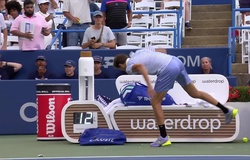 Daniil Medvedev đập vỡ chai nước và ném vợt sau trận thua Corentin Moutet ở giải quần vợt Washington Open