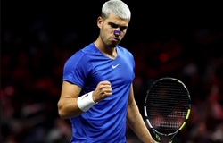 Carlos Alcaraz cùng Roger Federer và Novak Djokovic tạo nên câu lạc bộ hiếm hoi vô địch trên 4 mặt sân quần vợt