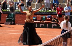 Giải quần vợt Pháp Mở rộng 2026: Naomi Osaka gây chú ý bằng trang phục đính kim sa trước khi vào vòng 2