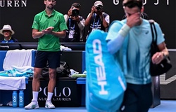 May mắn thắng nhờ đối thủ chấn thương, Djokovic vào bán kết quần vợt Úc mở rộng và phá kỷ lục của Federer