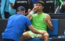 Zverev nổi đóa, tố Alcaraz "chơi chiêu" để thắng trận bán kết dài nhất tại giải quần vợt Australian Open 2026