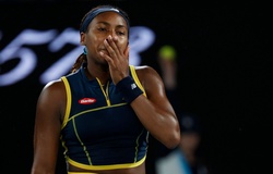 Tennis Australian Open 2024: "Thần đồng" Mỹ Coco Gauff vừa thua liền bị hối thúc tập cú giao bóng