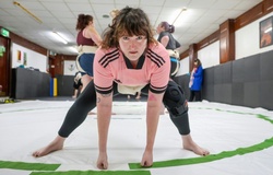 Chuyện về nữ y tá trở thành võ sĩ sumo đầu tiên của Ireland: "Đấu với đàn ông thật quyền năng"