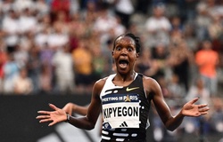 Faith Kipyegon lại phá kỷ lục thế giới chạy 5000m, một tuần sau kỳ tích 1500m