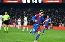 Gavi gây kinh ngạc với bàn thắng theo phong cách Messi cho Barca