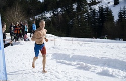 Người đàn ông phá kỷ lục thế giới chạy bán marathon chân trần trên tuyết