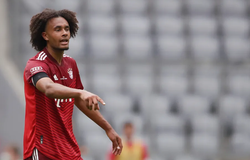 Joshua Zirkzee của Bayern Munich bở lỡ cơ hội không tưởng
