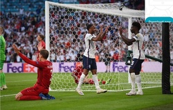 Tuyển Anh lần đầu tiên hưởng lợi từ bàn phản lưới nhà