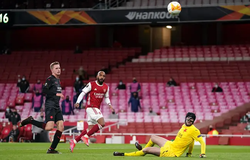 CĐV Arsenal choáng khi Lacazette bỏ lỡ cơ hội mười mươi