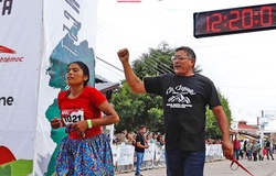 Cô gái “đứng bục” giải siêu marathon đường mòn, chạy 100km với dép mỏng tự chế