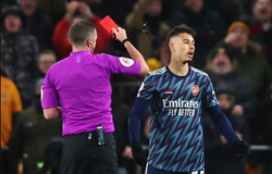 Martinelli của Arsenal nhận 2 thẻ vàng kỷ lục trong vòng... 5 giây