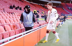 Cầu thủ Roma bị ném bóng và nhận thẻ do câu giờ ở Europa League