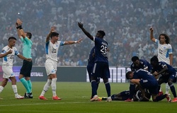 Tiền đạo của Bordeaux gục ngã trong trận gặp Marseille tại Ligue 1