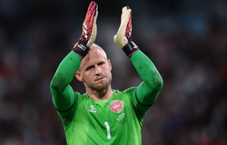 Schmeichel cản phá phạt đền của Kane dù bị chiếu laser 
