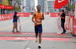 Chàng trai ít tên tuổi bất ngờ đăng quang Chicago Marathon 2021