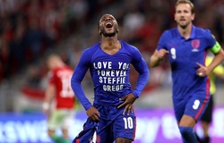 Sterling ăn mừng bàn thắng tưởng nhớ đến bạn thân