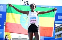 Cô gái Ethiopia phá sâu kỷ lục thế giới chạy 42,195km tại Berlin Marathon 2023