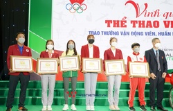 Nguyễn Thị Oanh và Quách Thị Lan rạng ngời trong lễ trao thưởng VĐV tiêu biểu năm 2021