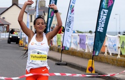 Cô gái Ethiopia phá sâu kỷ lục thế giới chạy bán marathon