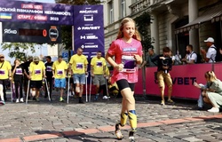 Cô bé 12 tuổi mất chân vì đạn pháo Nga tấn công, chạy bằng chân giả tại giải bán marathon Ukraine