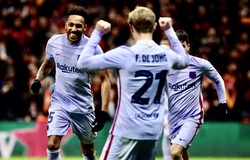 Barca vào tứ kết và Aubameyang chiếm Top 10 ghi bàn Europa League