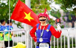 Ông bố 40 tuổi mặc trang phục “Siêu Nấm Mario” chinh phục giải chạy BaDen Mountain Marathon