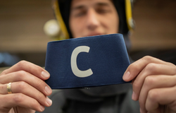 Lính cứu hỏa tạo dáng với băng đội trưởng của Ronaldo khi đấu giá